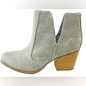 Not Rated Gray Textured Ankle Boots - Size 8.5